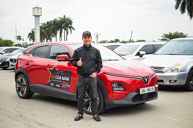 Thành viên ban tổ chức và hội đồng giám khảo trực tiếp lái thử các mẫu xe trong danh dách bình chọn Xe của năm 2024.