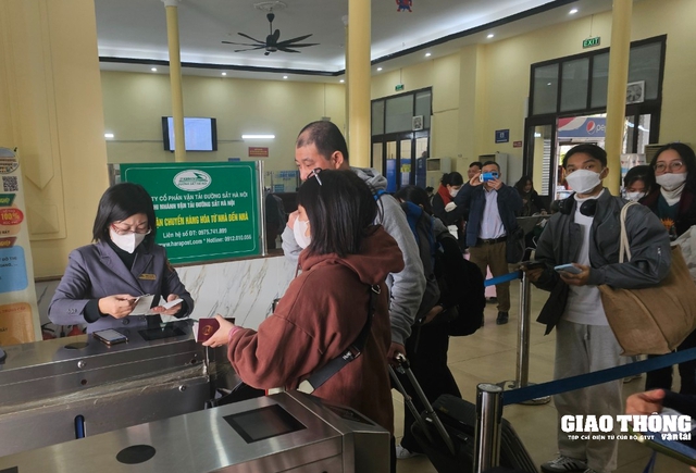 Nhiều chương trình tri ân, giảm giá cho hành khách đi tàu- Ảnh 1.