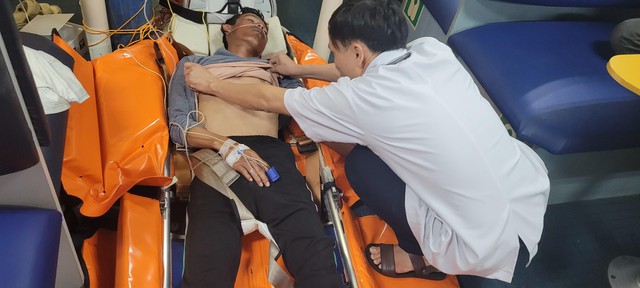 Ngư dân trôi dạt 28 giờ trên vùng biển quần đảo Hoàng Sa được đưa về đất liền- Ảnh 3.