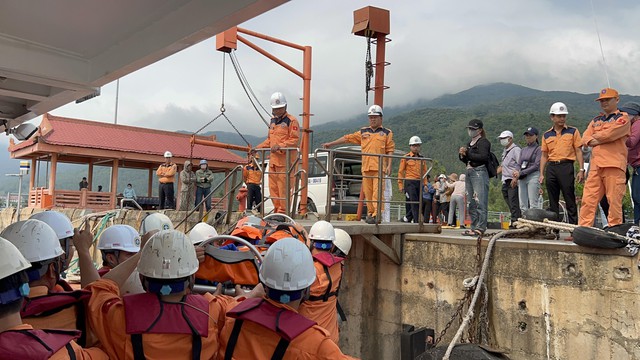 Ngư dân trôi dạt 28 giờ trên vùng biển quần đảo Hoàng Sa được đưa về đất liền- Ảnh 4.
