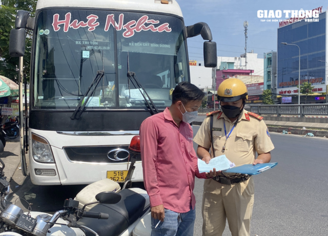 TP. HCM: Hành khách tăng cao dịp lễ 30/4, giá vé xe phụ thu không quá 40%- Ảnh 3.