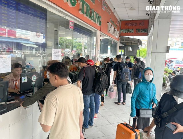 TP. HCM: Hành khách tăng cao dịp lễ 30/4, giá vé xe phụ thu không quá 40%- Ảnh 2.