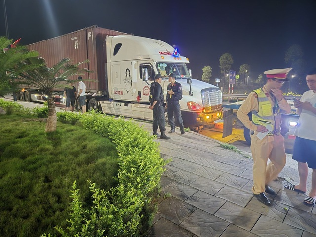 Phạt kịch khung tài xế xe đầu kéo vi phạm nồng độ cồn- Ảnh 1. Phạt kịch khung tài xế xe đầu kéo vi phạm nồng độ cồn- Ảnh 1.