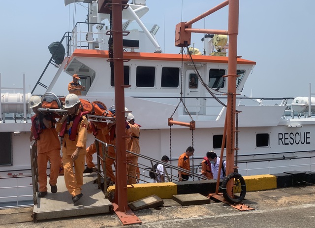 Vượt sóng trong đêm, cứu ngư dân gặp nạn tại khu vực vùng biển quần đảo Hoàng Sa- Ảnh 5. Vượt sóng trong đêm, cứu ngư dân gặp nạn tại khu vực vùng biển quần đảo Hoàng Sa- Ảnh 5.