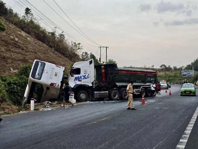 Vụ TNGT trên QL24 qua tỉnh Kon Tum khiến 25 người thương vong: Tạm giữ tài xế xe khách- Ảnh 1.