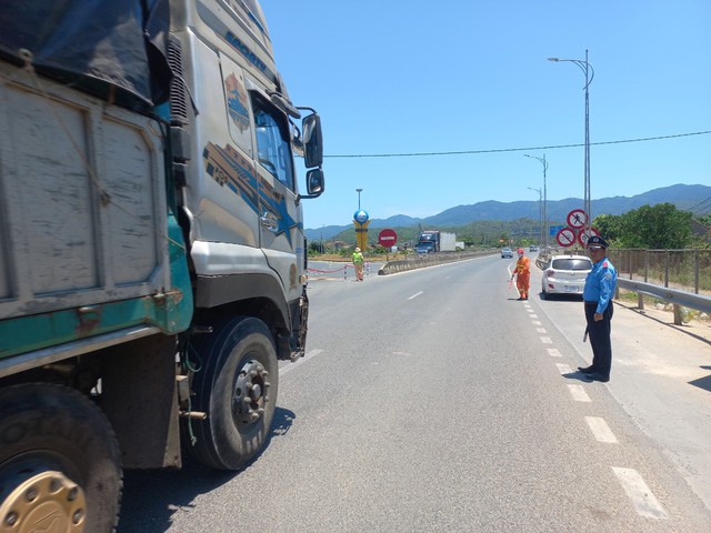 Sự cố hầm đường sắt Bãi Gió: Phương tiện qua hầm đường bộ Đèo Cả tăng vọt- Ảnh 1.