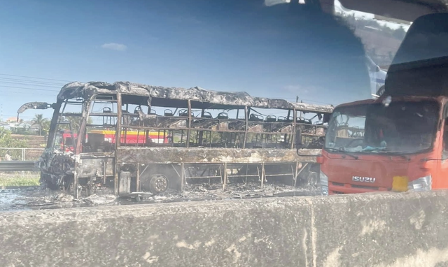 Xe khách giường nằm bốc cháy ngùn ngụt trên cao tốc TP. HCM - Trung Lương- Ảnh 2.