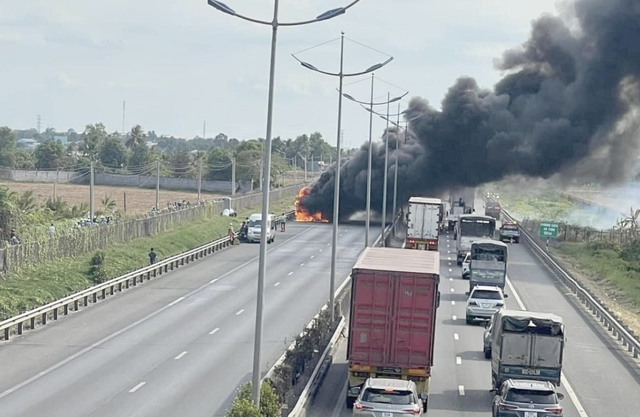 Xe khách giường nằm bốc cháy ngùn ngụt trên cao tốc TP. HCM - Trung Lương- Ảnh 1.