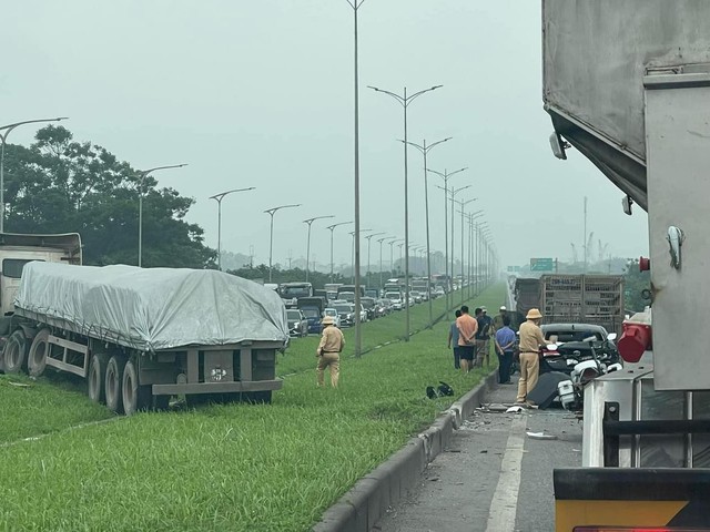 Hà Nội: TNGT liên hoàn 5 ôtô, ùn tắc giao thông cầu Phù Đổng- Ảnh 1.