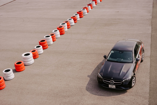 Bên cạnh hoạt động trải nghiệm lái xe, hàng loạt dịch vụ chăm sóc khách hàng cũng được các nhà phân phối triển khai nhằm thể hiện sự tri ân với người yêu xe Mercedes-Benz. Bên cạnh hoạt động trải nghiệm lái xe, hàng loạt dịch vụ chăm sóc khách hàng cũng được các nhà phân phối triển khai nhằm thể hiện sự tri ân với người yêu xe Mercedes-Benz.