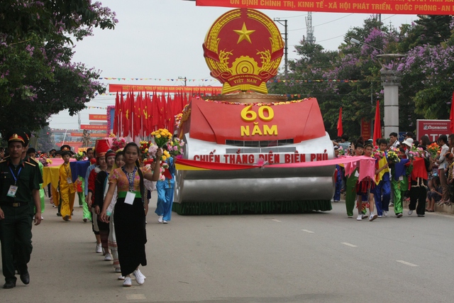 Bảo đảm giao thông an toàn, thông suốt cho lễ kỷ niệm 70 năm Chiến thắng Điện Biên Phủ- Ảnh 2. Bảo đảm giao thông an toàn, thông suốt cho lễ kỷ niệm 70 năm Chiến thắng Điện Biên Phủ- Ảnh 2.