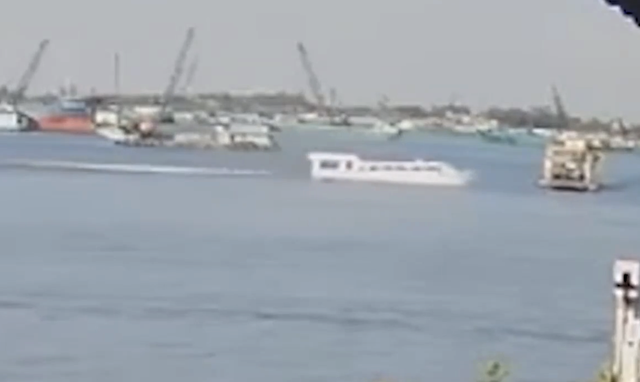 An Giang: Điều tra nguyên nhân vụ tàu du lịch va chạm với phà khiến 3 người bị thương- Ảnh 1.