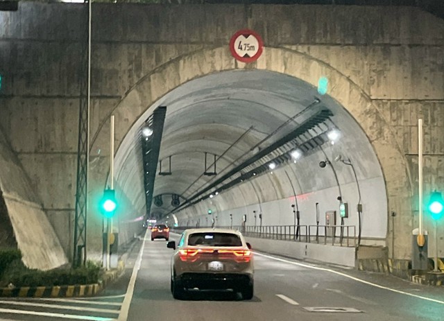 Hầm Đèo Cả đang hoạt động bình thường thì bị đồn sụt lún- Ảnh 1.