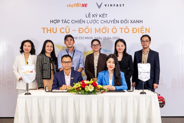 Đại diện VinFast và Chợ Tốt ký kết hợp tác triển khai chương trình thu cũ, đổi mới ô tô điện.