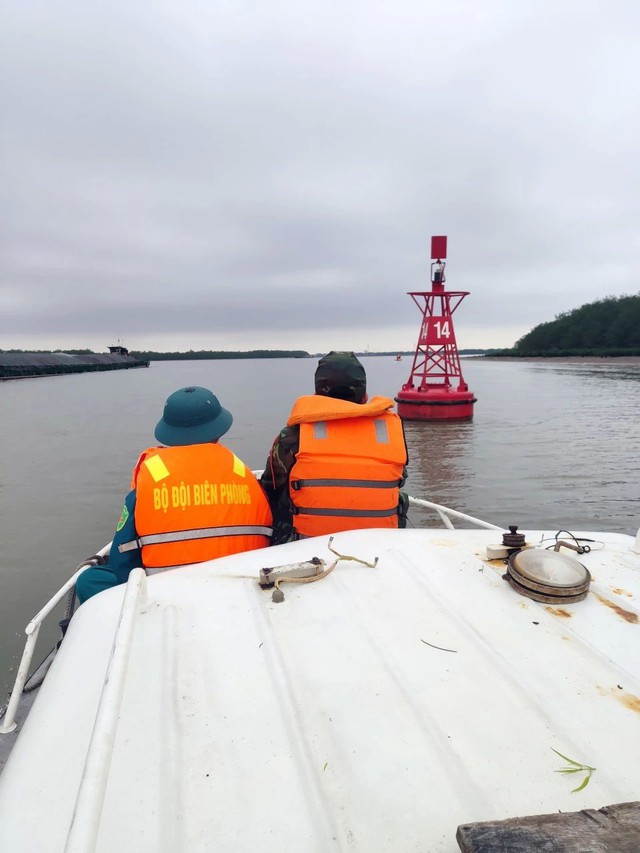 Lật thuyền trên sông Chanh, đang tìm kiếm 4 phụ nữ mất tích- Ảnh 1.