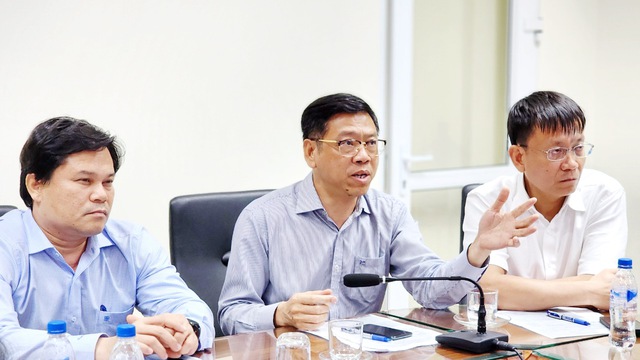 Chìm sà lan ở biển Quảng Ngãi: Vớt được 4 thi thể, đang dùng flycam, thợ lặn tìm người mất tích- Ảnh 1.