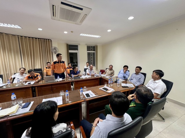 Chìm sà lan ở biển Quảng Ngãi: Vớt được 4 thi thể, đang dùng flycam, thợ lặn tìm người mất tích- Ảnh 2.