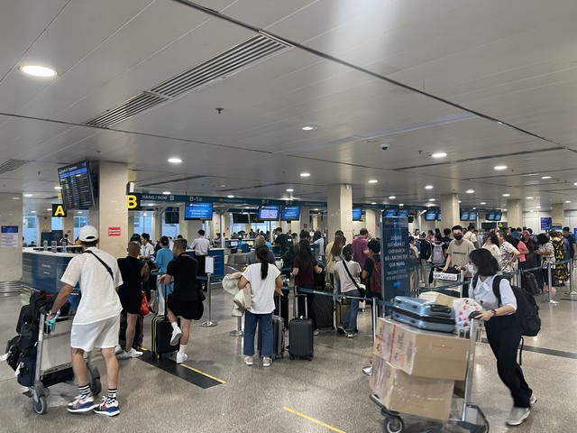 TP. HCM đông nghẹt khi người dân ùn ùn về quê nghỉ lễ- Ảnh 12.