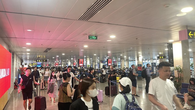 TP. HCM đông nghẹt khi người dân ùn ùn về quê nghỉ lễ- Ảnh 11.