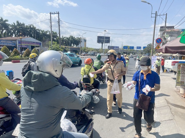 CSGT TP. HCM huy động 100% quân số đảm bảo ATGT cho người dân nghỉ lễ 30/4 và 1/5- Ảnh 6.