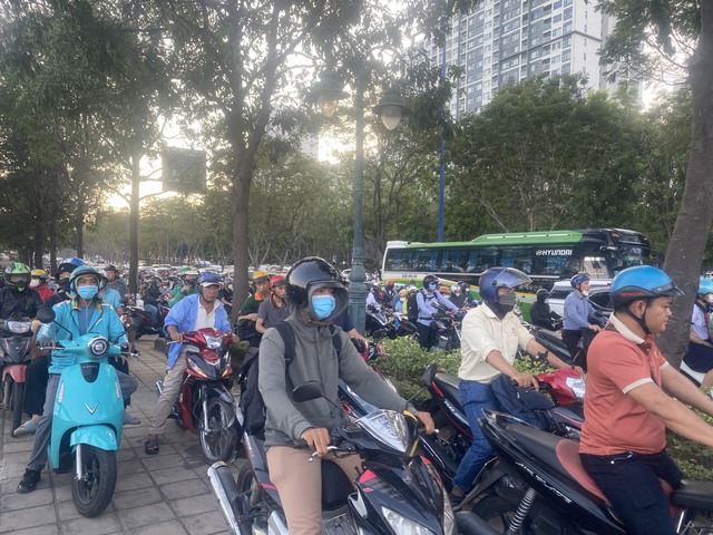 TP. HCM đông nghẹt khi người dân ùn ùn về quê nghỉ lễ- Ảnh 8.
