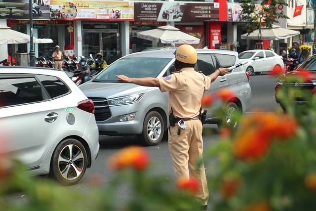 CSGT TP. HCM huy động 100% quân số đảm bảo ATGT cho người dân nghỉ lễ 30/4 và 1/5- Ảnh 4.