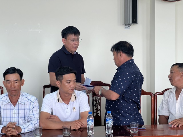 Bàn giao thi thể 4 thuyền viên tử vong trong vụ chìm sà lan ở biển Quảng Ngãi- Ảnh 3.
