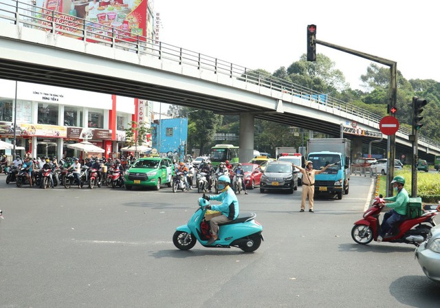 CSGT TP. HCM huy động 100% quân số đảm bảo ATGT cho người dân nghỉ lễ 30/4 và 1/5- Ảnh 1.