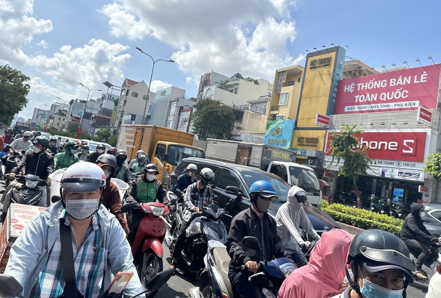 TP. HCM đông nghẹt khi người dân ùn ùn về quê nghỉ lễ- Ảnh 9.