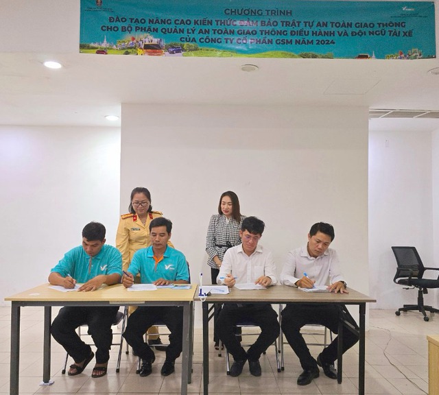 CSGT TP. HCM tập huấn kỹ năng lái xe cho gần 150 lái xe taxi xanh GSM- Ảnh 3. CSGT TP. HCM tập huấn kỹ năng lái xe cho gần 150 lái xe taxi xanh GSM- Ảnh 3.