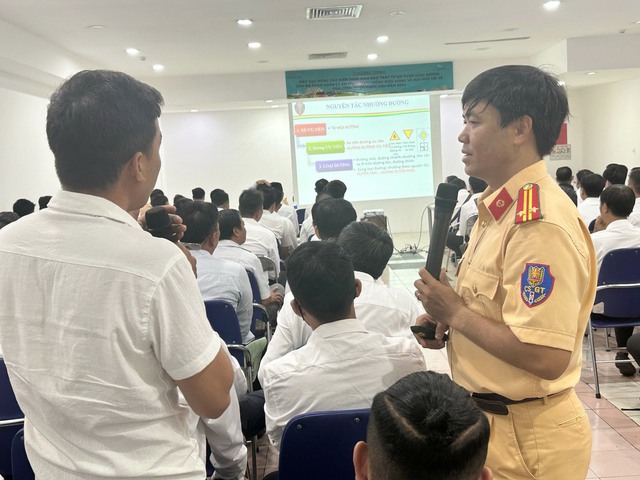 CSGT TP. HCM tập huấn kỹ năng lái xe cho gần 150 lái xe taxi xanh GSM- Ảnh 1. CSGT TP. HCM tập huấn kỹ năng lái xe cho gần 150 lái xe taxi xanh GSM- Ảnh 1.