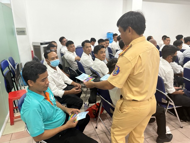 CSGT TP. HCM tập huấn kỹ năng lái xe cho gần 150 lái xe taxi xanh GSM- Ảnh 2. CSGT TP. HCM tập huấn kỹ năng lái xe cho gần 150 lái xe taxi xanh GSM- Ảnh 2.