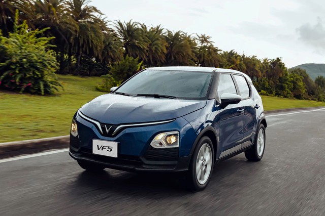 Đối với khách hàng đang sử dụng xe VF 5 Plus theo gói thuê pin cũ, VinFast sẽ hỗ trợ chuyển đổi sang gói thuê pin mới hoàn toàn miễn phí.