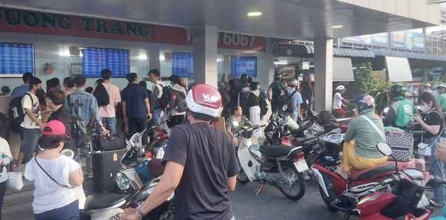 TP. HCM đông nghẹt khi người dân ùn ùn về quê nghỉ lễ- Ảnh 2.