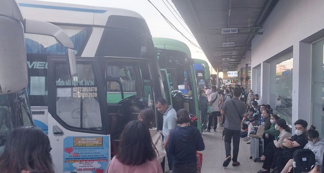 TP. HCM đông nghẹt khi người dân ùn ùn về quê nghỉ lễ- Ảnh 3.