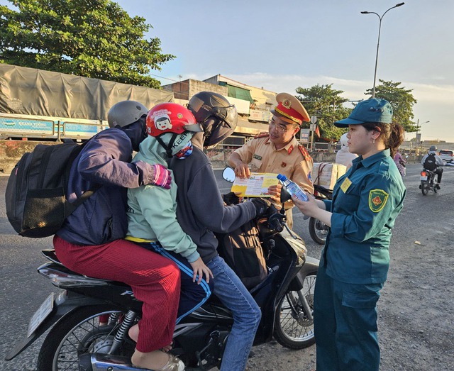 TP. HCM đông nghẹt khi người dân ùn ùn về quê nghỉ lễ- Ảnh 10.