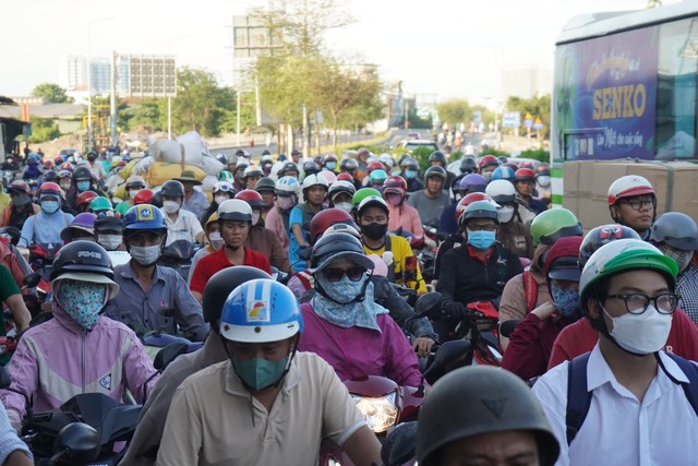 TP. HCM đông nghẹt khi người dân ùn ùn về quê nghỉ lễ- Ảnh 5.