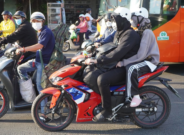 TP. HCM đông nghẹt khi người dân ùn ùn về quê nghỉ lễ- Ảnh 7.