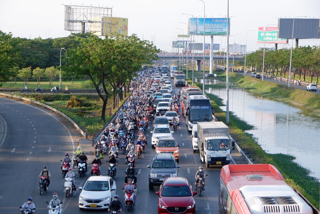 TP. HCM đông nghẹt khi người dân ùn ùn về quê nghỉ lễ- Ảnh 1.