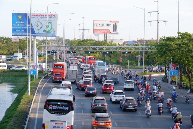 TP. HCM đông nghẹt khi người dân ùn ùn về quê nghỉ lễ- Ảnh 4.
