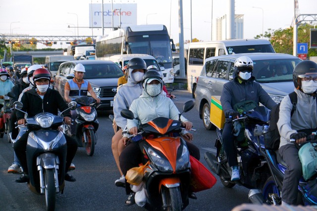 TP. HCM đông nghẹt khi người dân ùn ùn về quê nghỉ lễ- Ảnh 6.