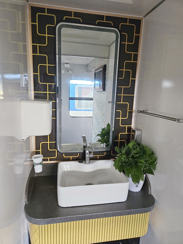 Ngành Đường sắt khai trương đoàn tàu chất lượng cao tuyến Sài Gòn - Đà Nẵng- Ảnh 6. Ngành Đường sắt khai trương đoàn tàu chất lượng cao tuyến Sài Gòn - Đà Nẵng- Ảnh 6.