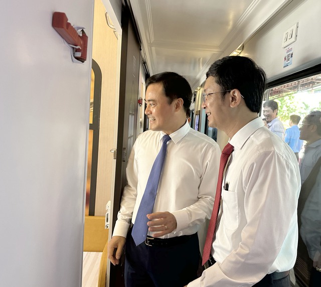 Ngành Đường sắt khai trương đoàn tàu chất lượng cao tuyến Sài Gòn - Đà Nẵng- Ảnh 9. Ngành Đường sắt khai trương đoàn tàu chất lượng cao tuyến Sài Gòn - Đà Nẵng- Ảnh 9.