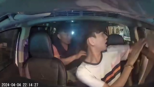 Video: Tài xế taxi ở Đắk Lắk bị hành khách có biểu hiện say xỉn hành hung- Ảnh 1. Video: Tài xế taxi ở Đắk Lắk bị hành khách có biểu hiện say xỉn hành hung- Ảnh 1.