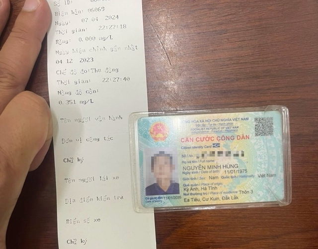 Người đàn ông vi phạm nồng độ cồn, đánh CSGT Đắk Lắk khi bị yêu cầu kiểm tra- Ảnh 1.