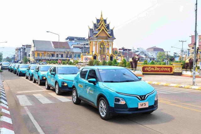Đội hình xe taxi thuần điện Xanh SM Lào triển khai tại tỉnh Champasak. Đội hình xe taxi thuần điện Xanh SM Lào triển khai tại tỉnh Champasak.