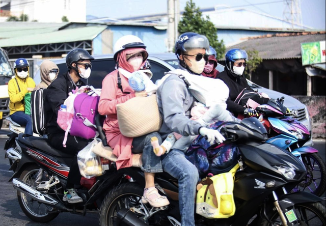 Dòng người tấp nập trở lại TP. HCM sau kỳ nghỉ lễ- Ảnh 2. Dòng người tấp nập trở lại TP. HCM sau kỳ nghỉ lễ- Ảnh 2.