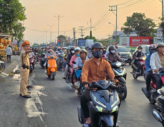 Dòng người tấp nập trở lại TP. HCM sau kỳ nghỉ lễ- Ảnh 6. Dòng người tấp nập trở lại TP. HCM sau kỳ nghỉ lễ- Ảnh 6.