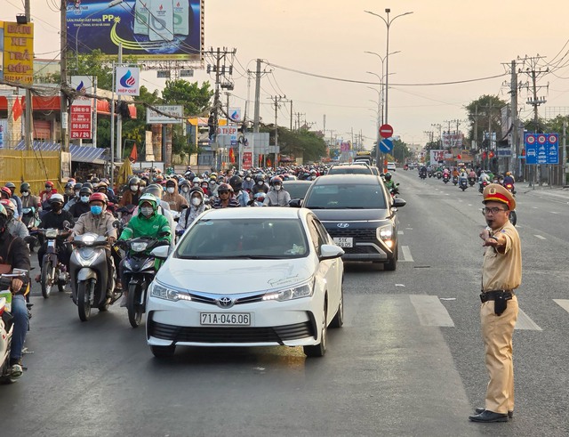 Dòng người tấp nập trở lại TP. HCM sau kỳ nghỉ lễ- Ảnh 8. Dòng người tấp nập trở lại TP. HCM sau kỳ nghỉ lễ- Ảnh 8.