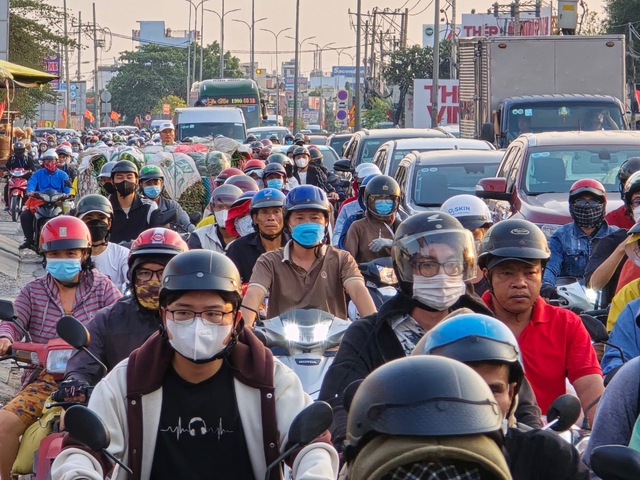 Dòng người tấp nập trở lại TP. HCM sau kỳ nghỉ lễ- Ảnh 1. Dòng người tấp nập trở lại TP. HCM sau kỳ nghỉ lễ- Ảnh 1.